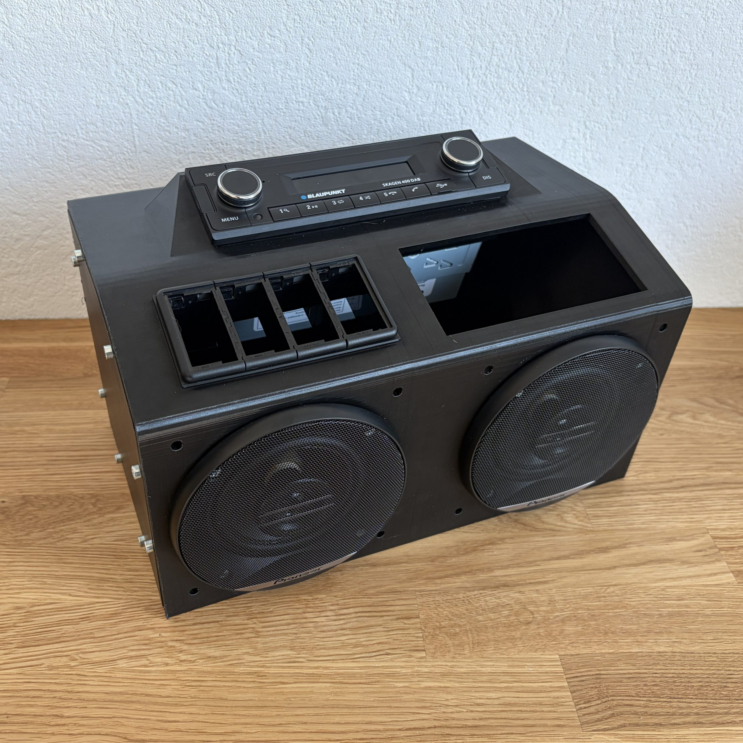 Armaturenbrett Gabelstapler – Neukonstruktion mit Entertainmentsystem in ASA